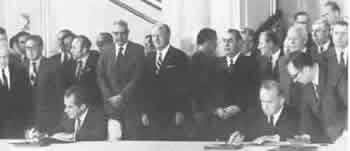 Abb. 28-3  24. Mai 1972: Unterzeichnung der Vereinbarung über eine gemeinsame APOLLO-SOJUS-Mission
