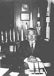 Wernher v. Braun (im Hintergrund Raketenmodelle von  JUPITER bis SATURN V)